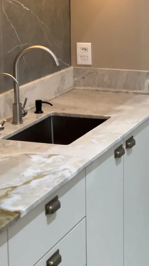 Cuba de inox embutida em bancada de quartzito.
